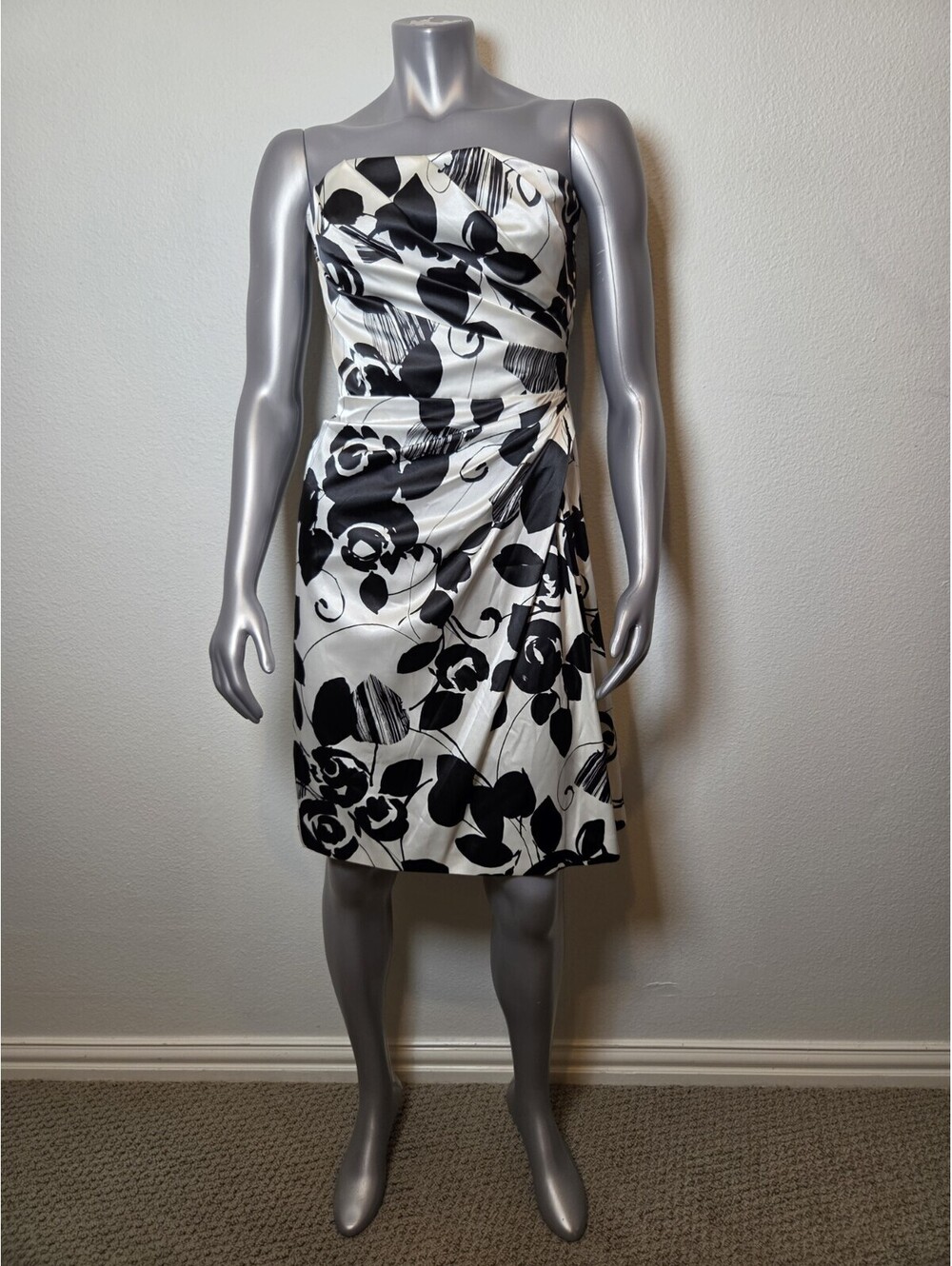 White House Black market dress Black and white floral design WITH POCKETS Sz 10